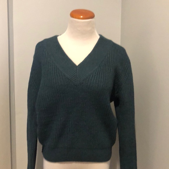 Lulu’s Dark Green V-neck Sweater - Picture 1 of 7